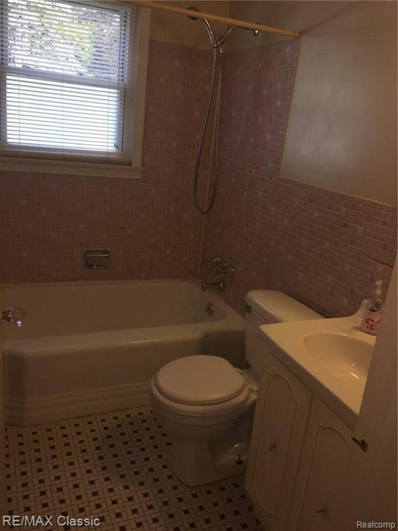 18232 Fox Redford, MI 48240 - Photo 8 of 11