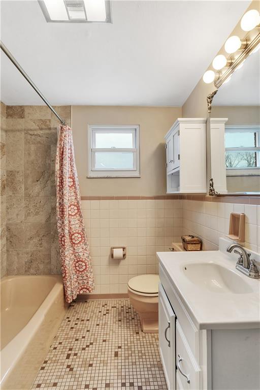 512 Middletown Road New Stanton, PA 15672 - Photo 16 of 24 a bathroom with a sink a toilet and bathtub
