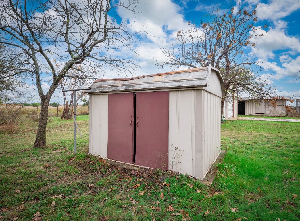 1350 County Road 414 Hamilton, TX 76531 - Photo 28 of 40 a backyard of a house with lots of green space