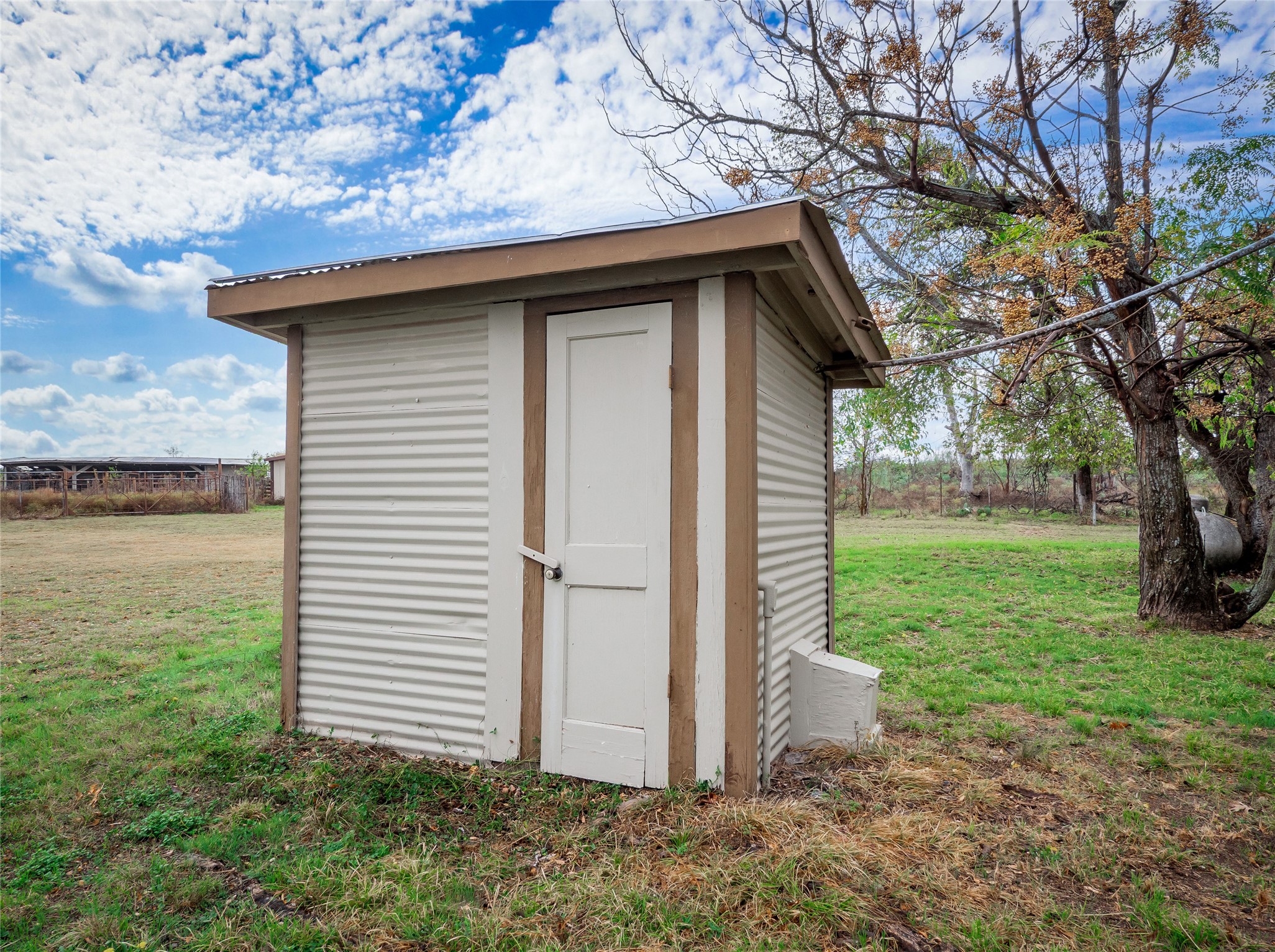 1350 County Road 414 Hamilton, TX 76531 - Photo 29 of 40 a backyard of a house with lots of green space