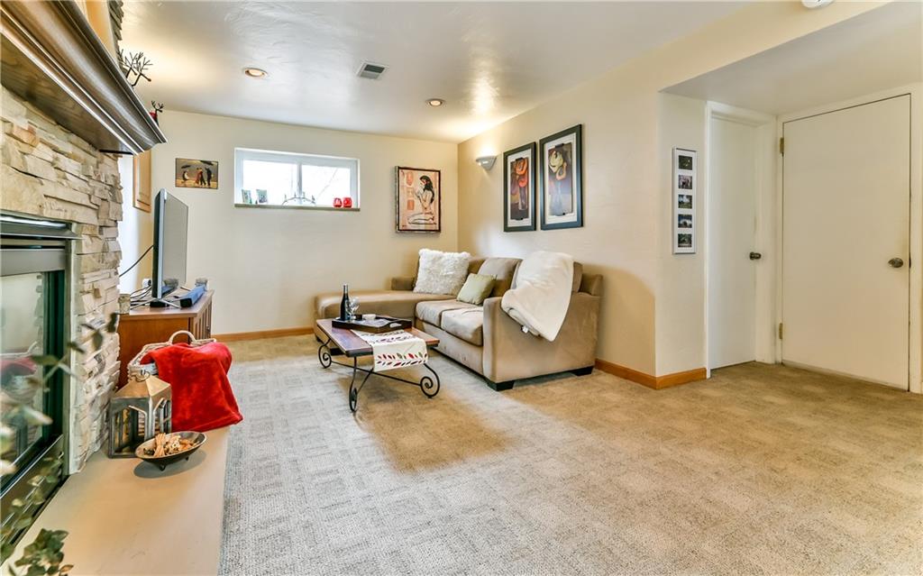 8409 Edwood Road Pittsburgh, PA 15237 - Photo 5 of 25 Family room right next to full bath and garage.