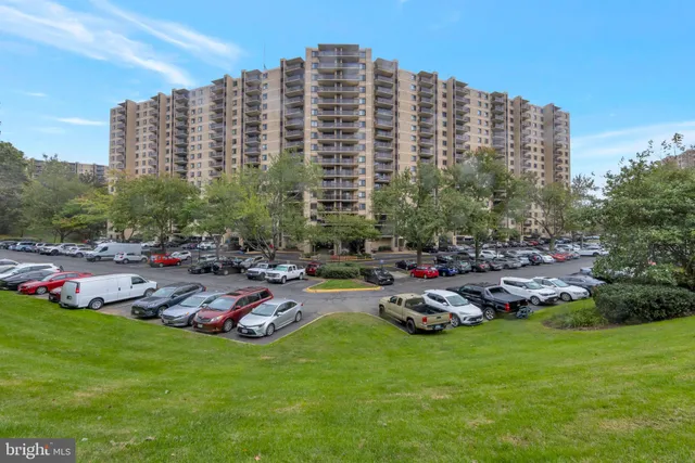 $2,399 | 205 Yoakum Parkway, Unit 516, Alexandria, VA 22304