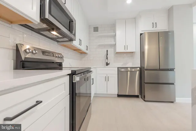 $2,399 | 205 Yoakum Parkway, Unit 516, Alexandria, VA 22304