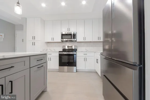 $2,399 | 205 Yoakum Parkway, Unit 516, Alexandria, VA 22304