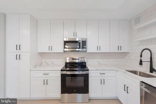 $2,399 | 205 Yoakum Parkway, Unit 516, Alexandria, VA 22304