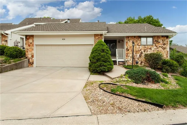 $424,000 | 414 Point Drive, Lee's Summit, MO 64064