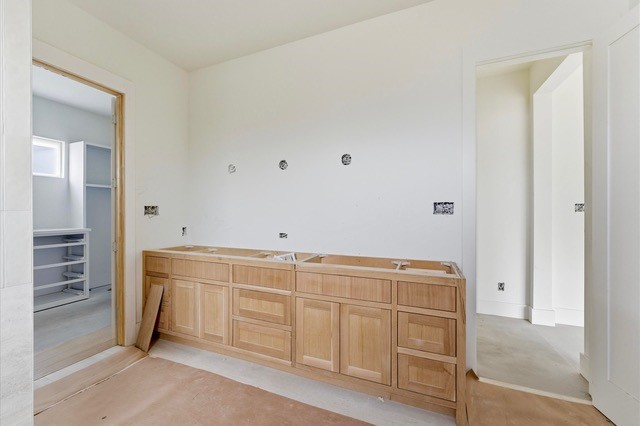 1106 Robbie Street Houston, TX 77009 - Photo 12 of 36 Dual vanities in primary bathroom.