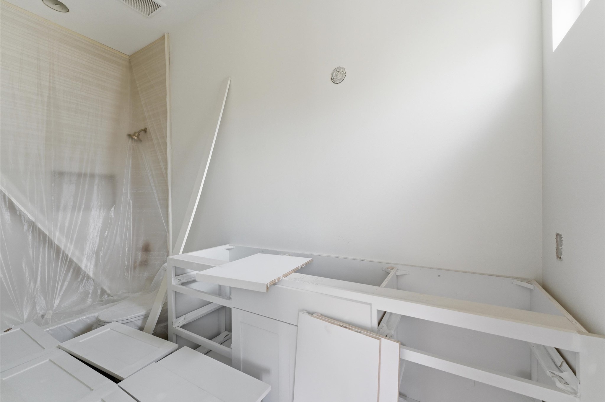 1106 Robbie Street Houston, TX 77009 - Photo 16 of 36 Upstairs secondary bathroom with tub/shower combo.