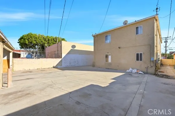 a house view with a outdoor space