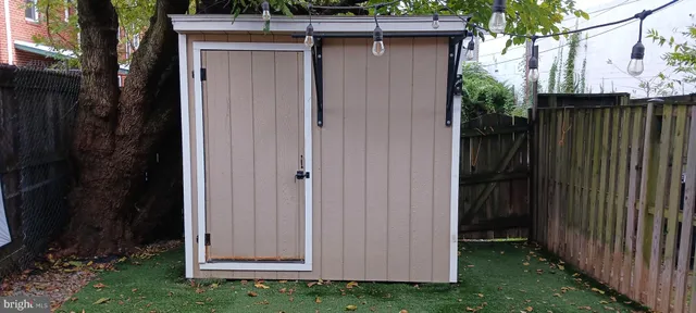 a view of a house with backyard and trees