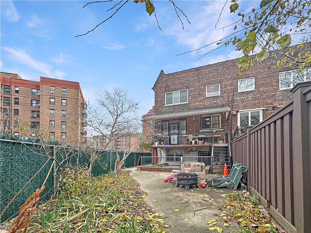 18 Corbin Place Brooklyn, NY 11235 - Photo 20 of 22 a view of a chairs and tables in the terrace