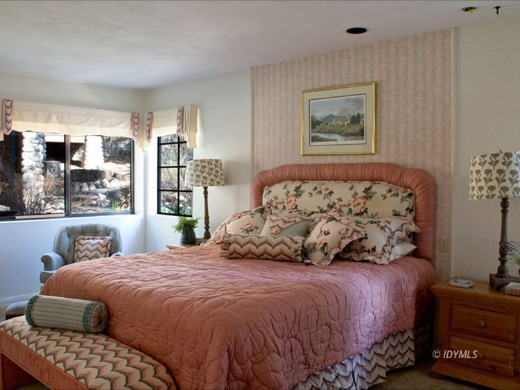55870 Encino Road Idyllwild, CA 92549 - Photo 13 of 29 a bedroom with a large bed and a window