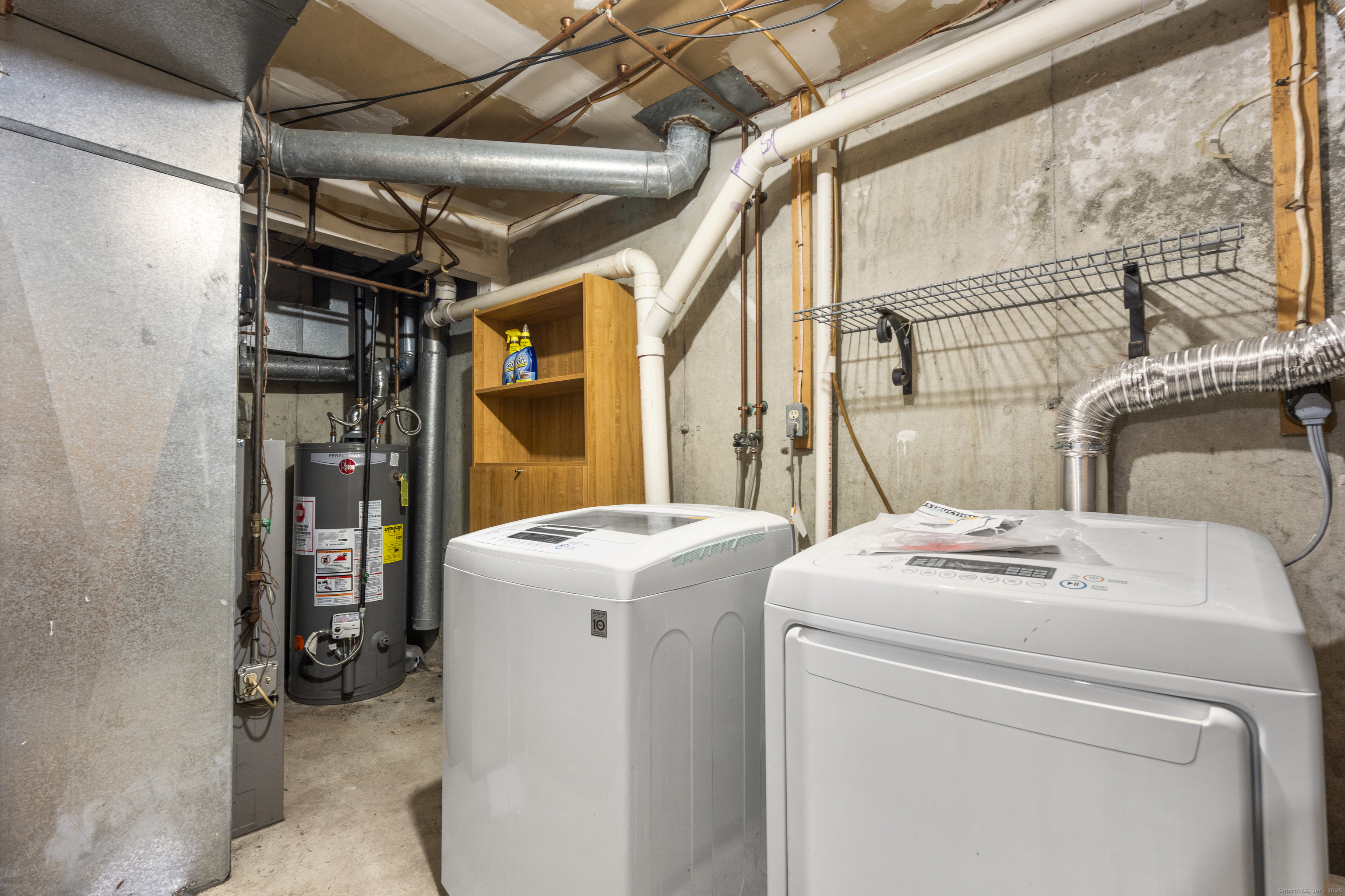 233 Derby Avenue, Unit 611 Derby, CT 06418 - Photo 15 of 19 a utility room with dryer and washer