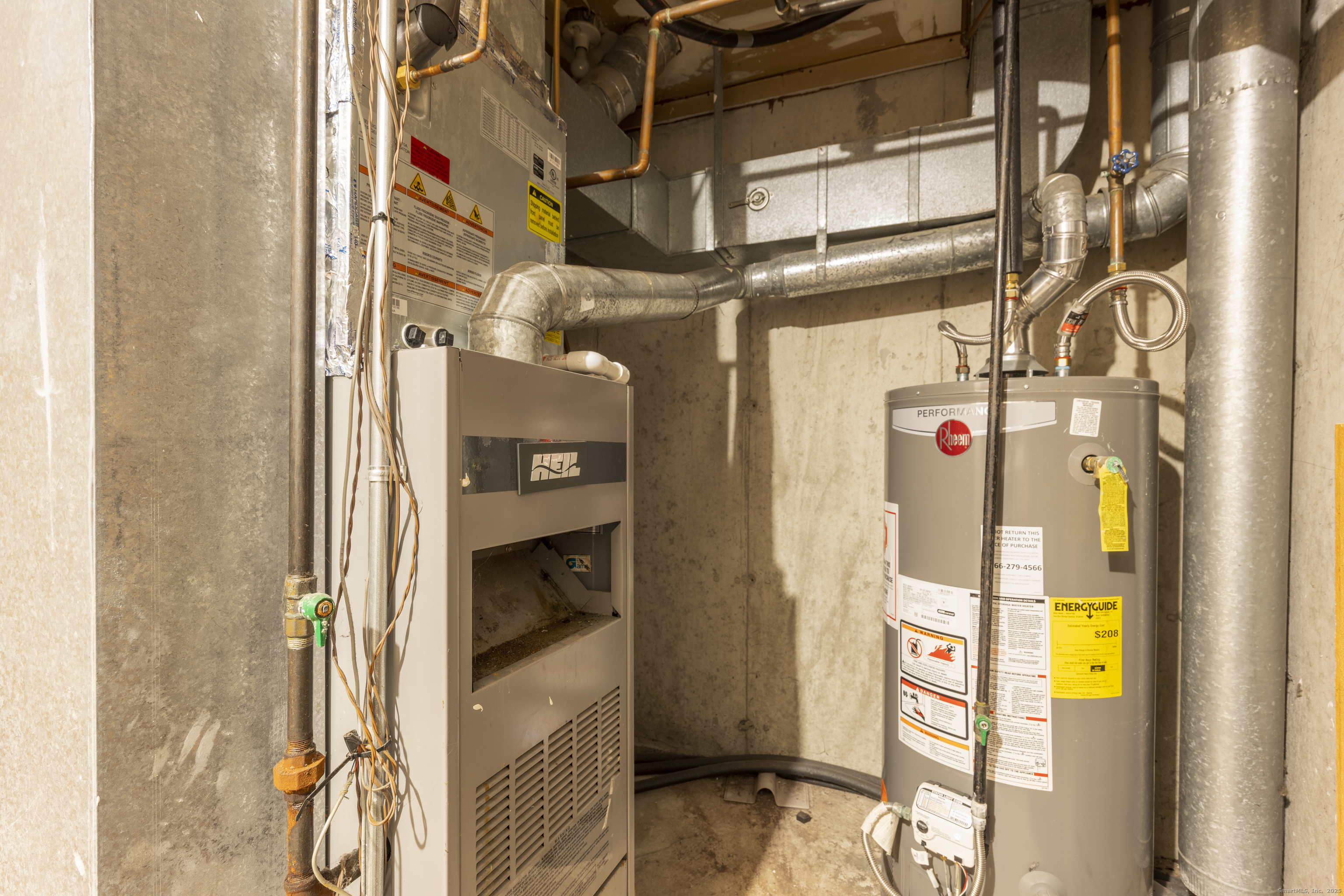233 Derby Avenue, Unit 611 Derby, CT 06418 - Photo 16 of 19 a utility room with dryer and washer