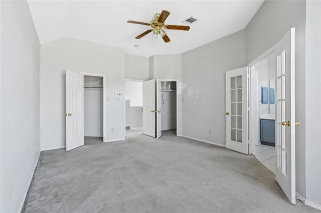 a view of empty room with a ceiling fan