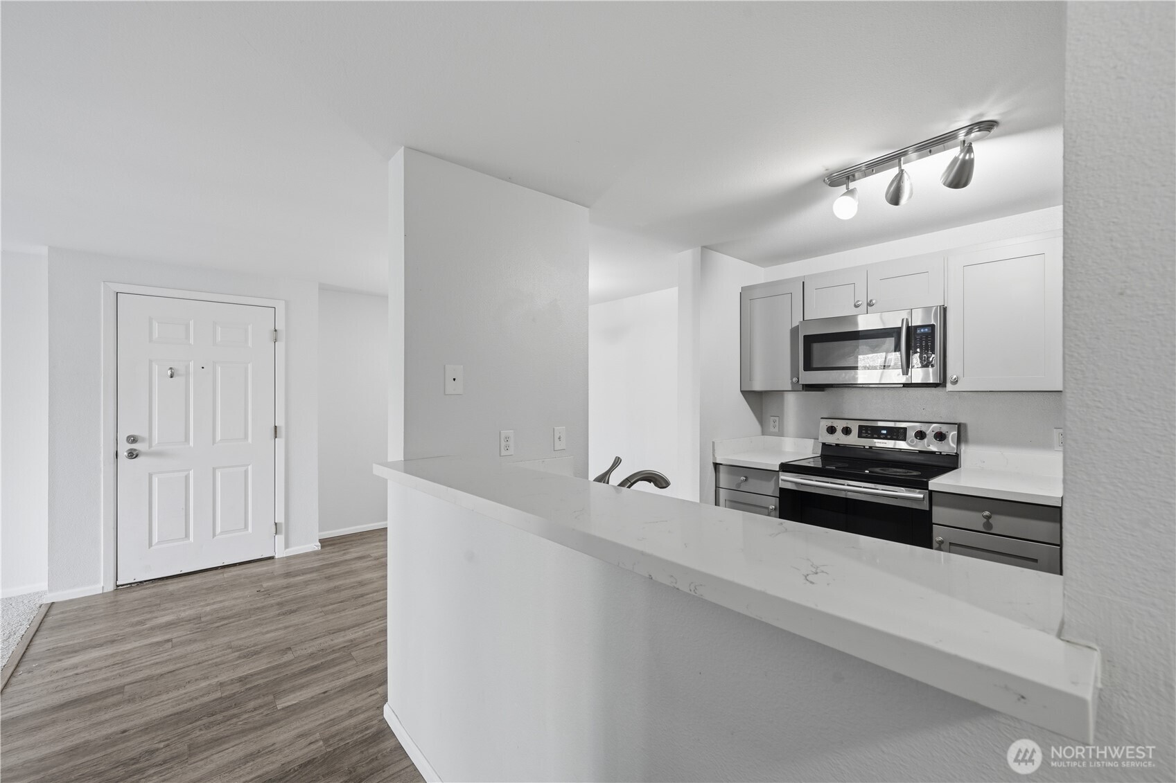 975 Aberdeen Avenue Northeast, Unit F308 Renton, WA 98056 - Photo 10 of 20 a kitchen with stainless steel appliances granite countertop a stove and a refrigerator