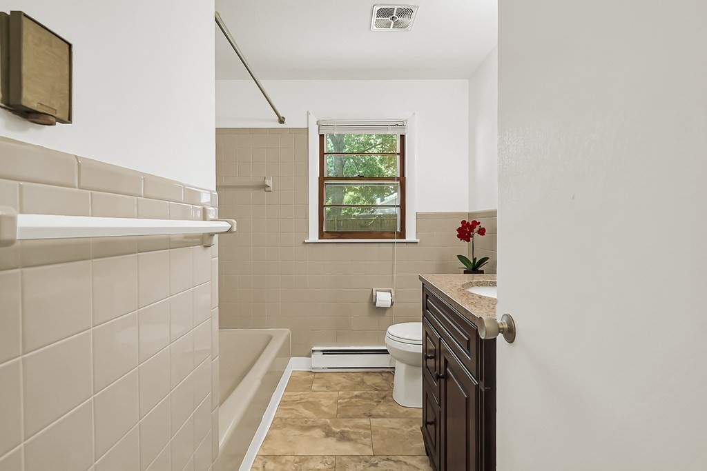 27 Delmore Street Springfield, MA 01109 - Photo 13 of 38