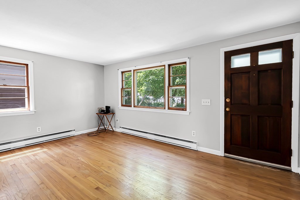 27 Delmore Street Springfield, MA 01109 - Photo 4 of 38
