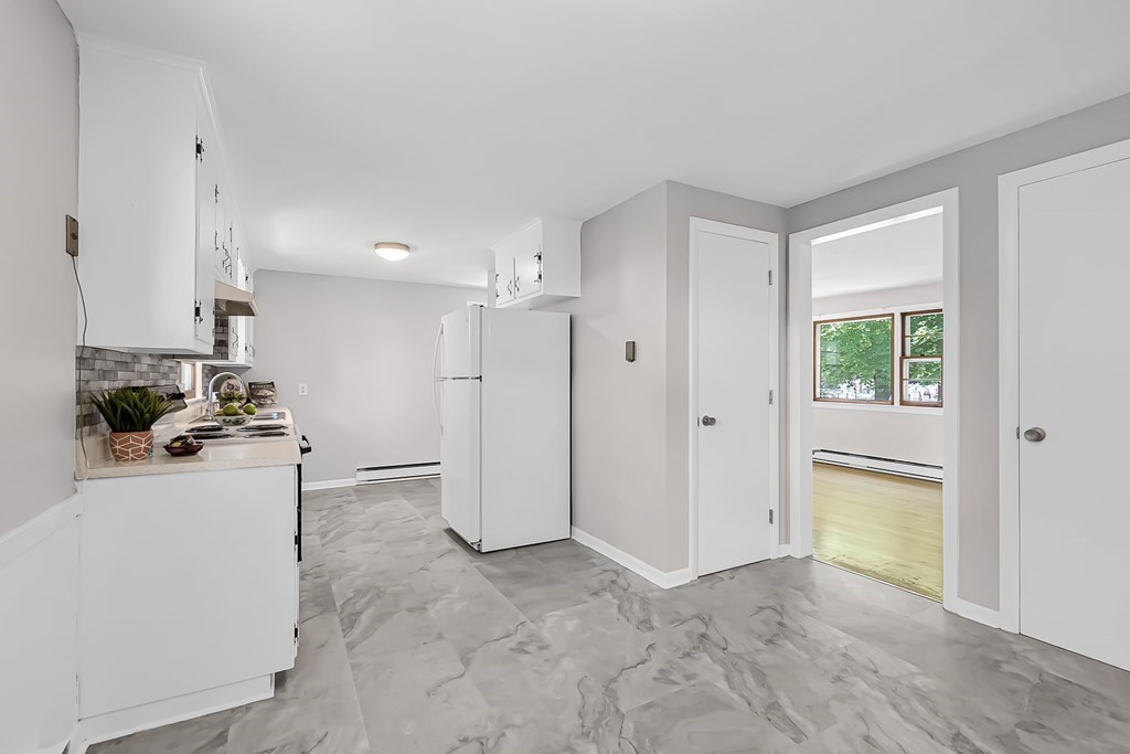 27 Delmore Street Springfield, MA 01109 - Photo 7 of 38