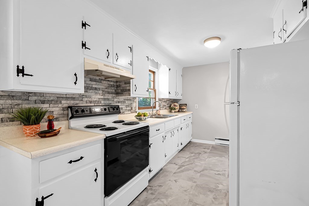 27 Delmore Street Springfield, MA 01109 - Photo 8 of 38