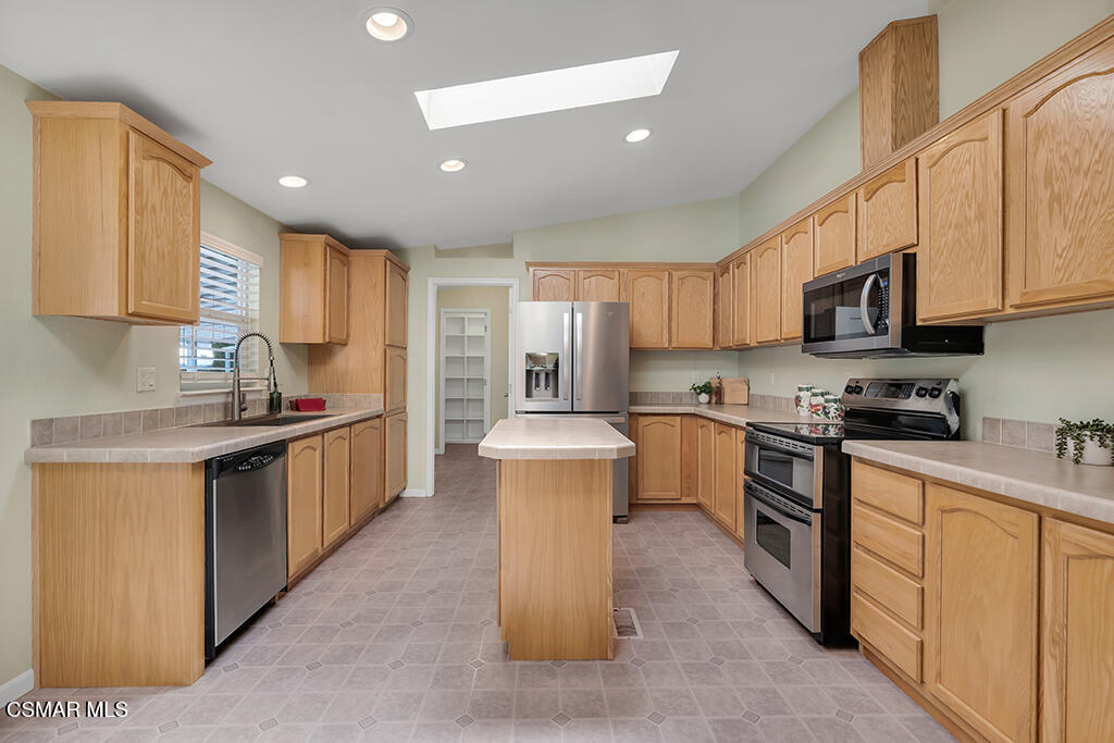 1550 Rory Lane, Unit 234 Simi Valley, CA 93063 - Photo 3 of 45 1550 Rory Lane #234 KITCHEN (3)