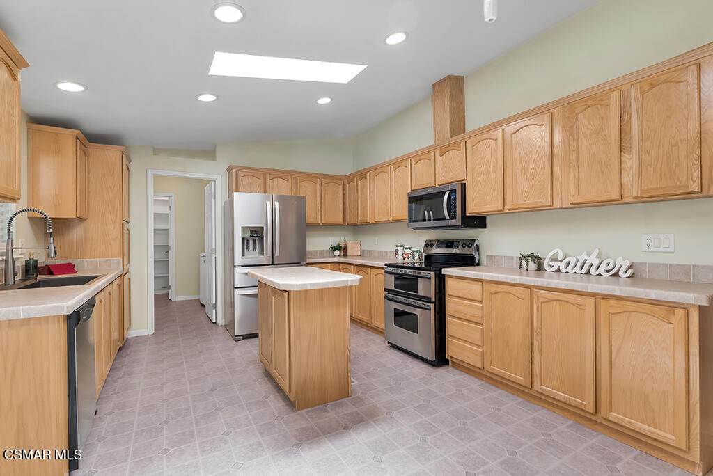 1550 Rory Lane, Unit 234 Simi Valley, CA 93063 - Photo 4 of 45 1550 Rory Lane #234 KITCHEN (4)