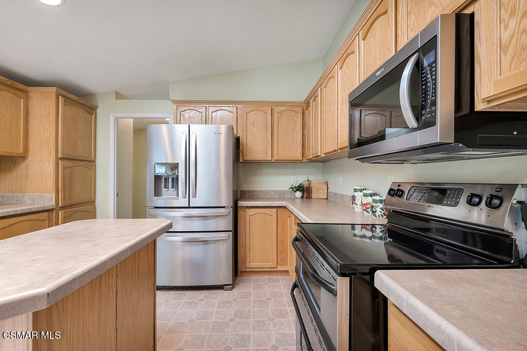 1550 Rory Lane, Unit 234 Simi Valley, CA 93063 - Photo 5 of 45 1550 Rory Lane #234 KITCHEN (5)