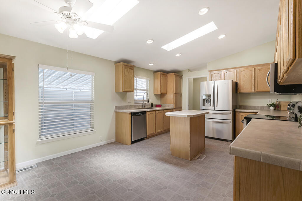 1550 Rory Lane, Unit 234 Simi Valley, CA 93063 - Photo 6 of 45 1550 Rory Lane #234 KITCHEN (2)