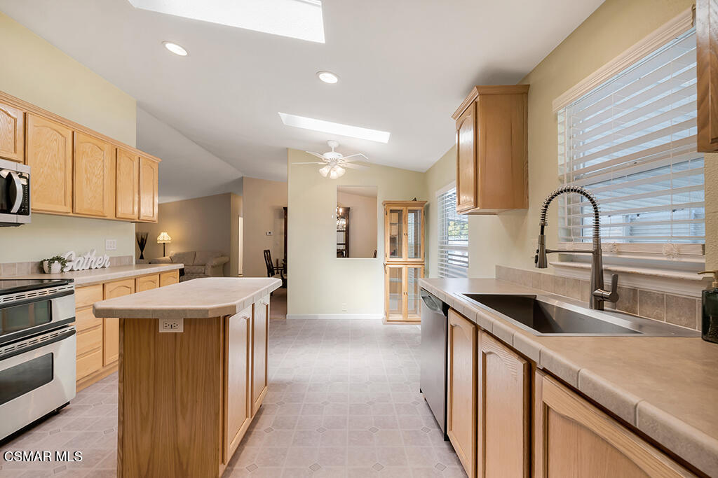 1550 Rory Lane, Unit 234 Simi Valley, CA 93063 - Photo 7 of 45 1550 Rory Lane #234 KITCHEN (6)