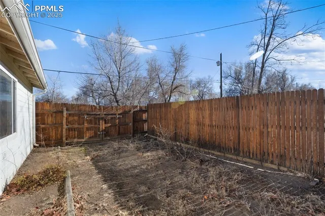 a view of a backyard