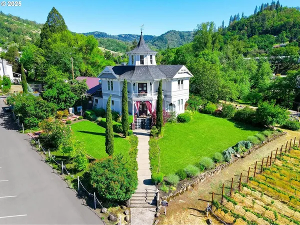 $1,150,000 | 1772 Southeast Jackson Street, Roseburg, OR 97470