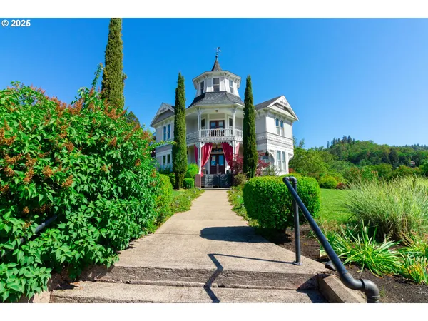 $1,150,000 | 1772 Southeast Jackson Street, Roseburg, OR 97470