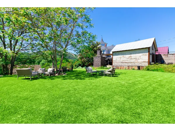 a view of a house with backyard