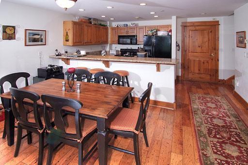 30 Cresta Road, Unit 304 Edwards, CO 81632 - Photo 4 of 11 Dining Room/Kitchen