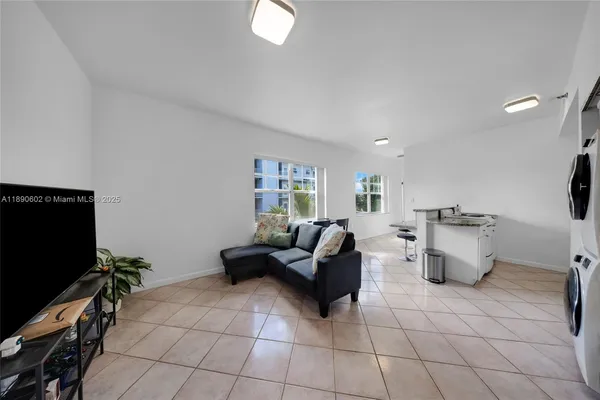 $295,000 | 1255 Pennsylvania Avenue, Unit 307, Miami Beach, FL 33139