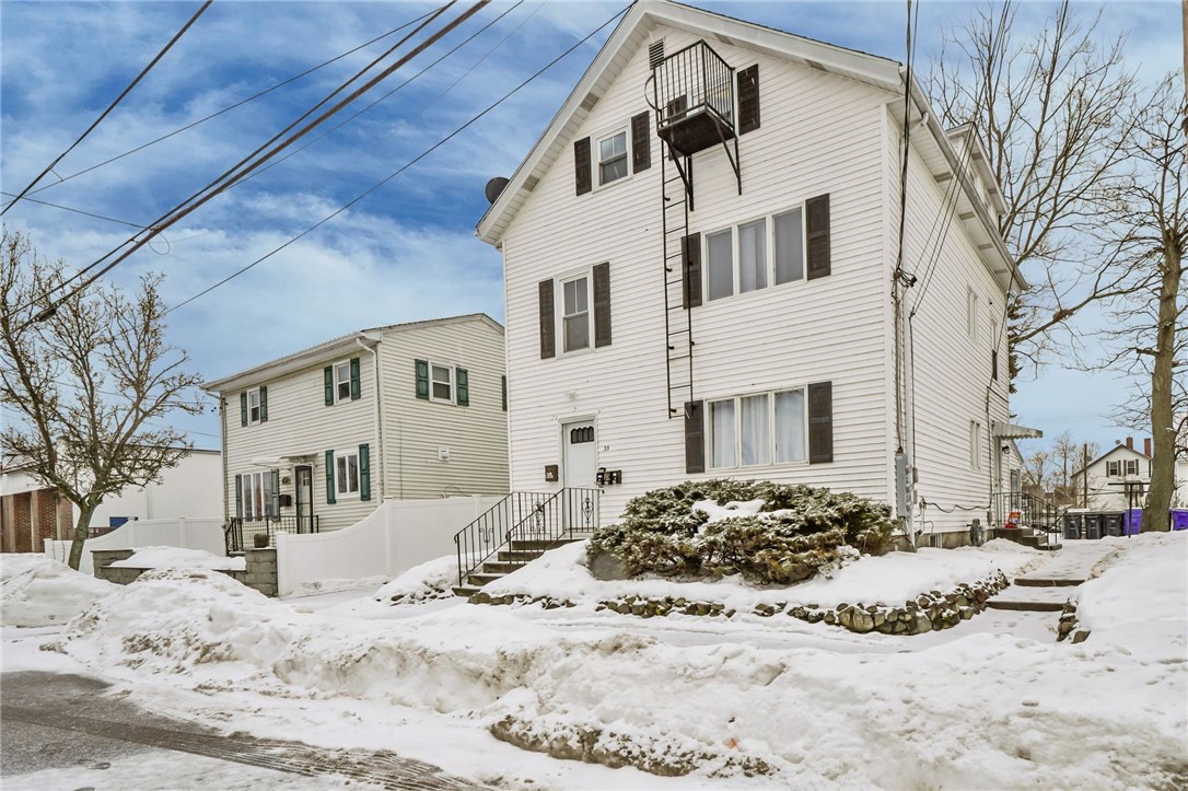 35 Laurel Street Pawtucket, RI 02860 - Photo 2 of 28