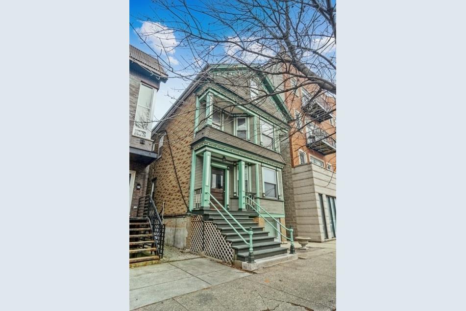 2541 North Southport Ave Unit 2R  