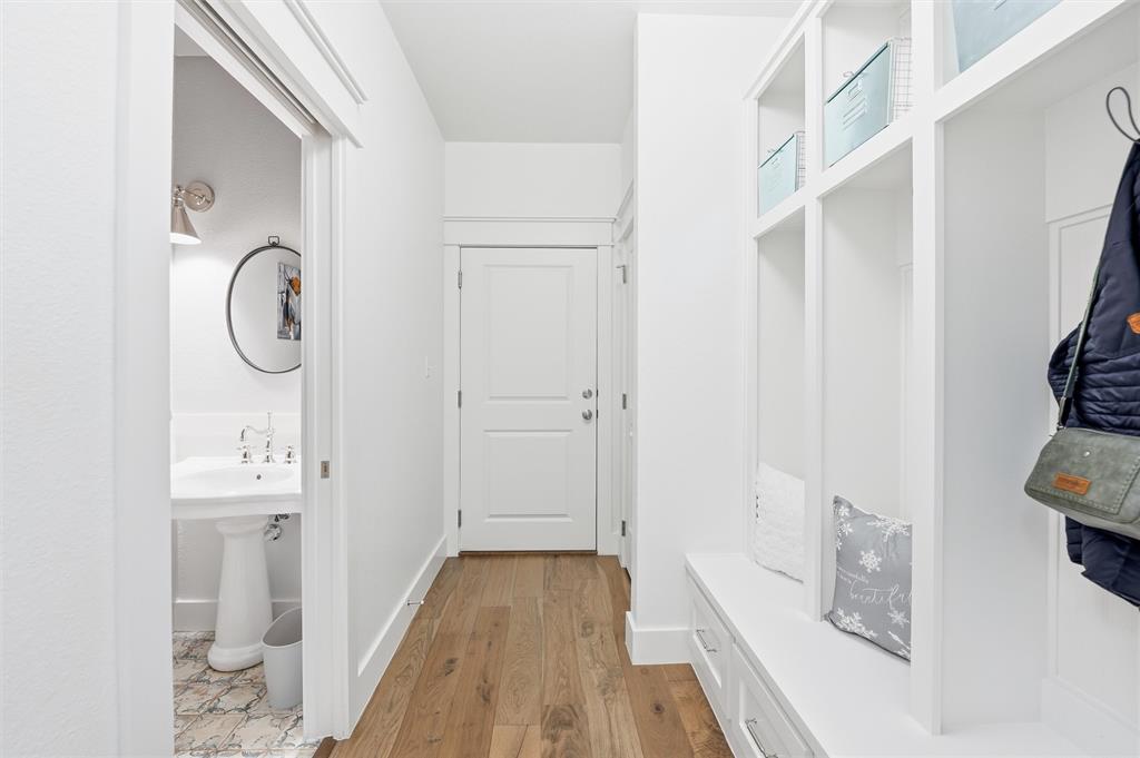 245 La Cresta Lane Perrin, TX 76486 - Photo 26 of 40 a bathroom with a sink and a mirror