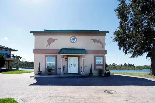 a view of a house with entertaining space