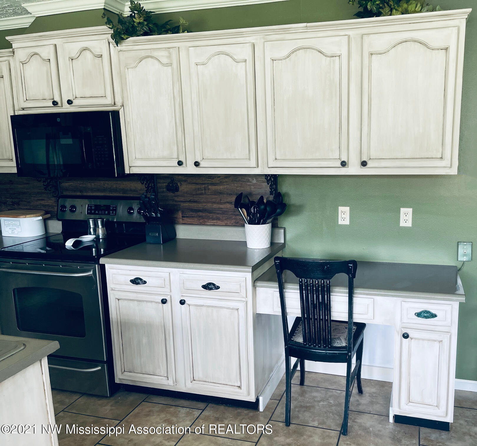 188 Watkins Road Byhalia, MS 38611 - Photo 17 of 39 Kitchen desk