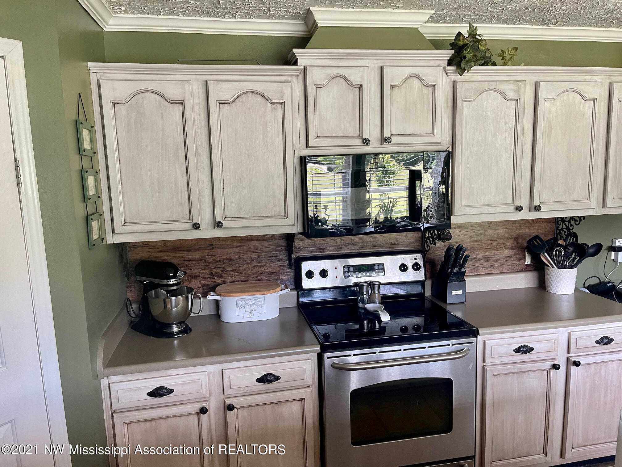 188 Watkins Road Byhalia, MS 38611 - Photo 18 of 39 Kitchen Oven 2