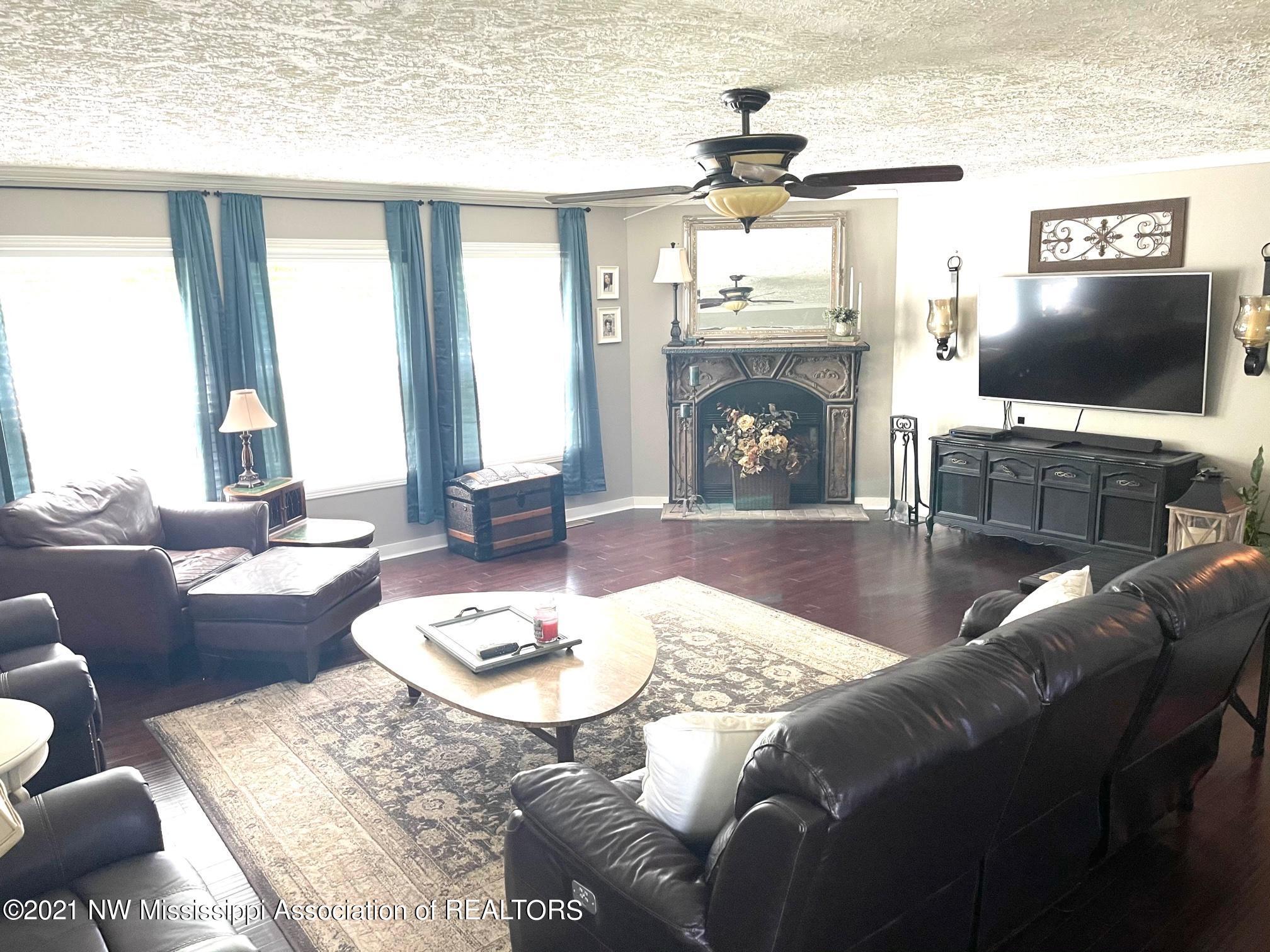 188 Watkins Road Byhalia, MS 38611 - Photo 23 of 39 Livingroom