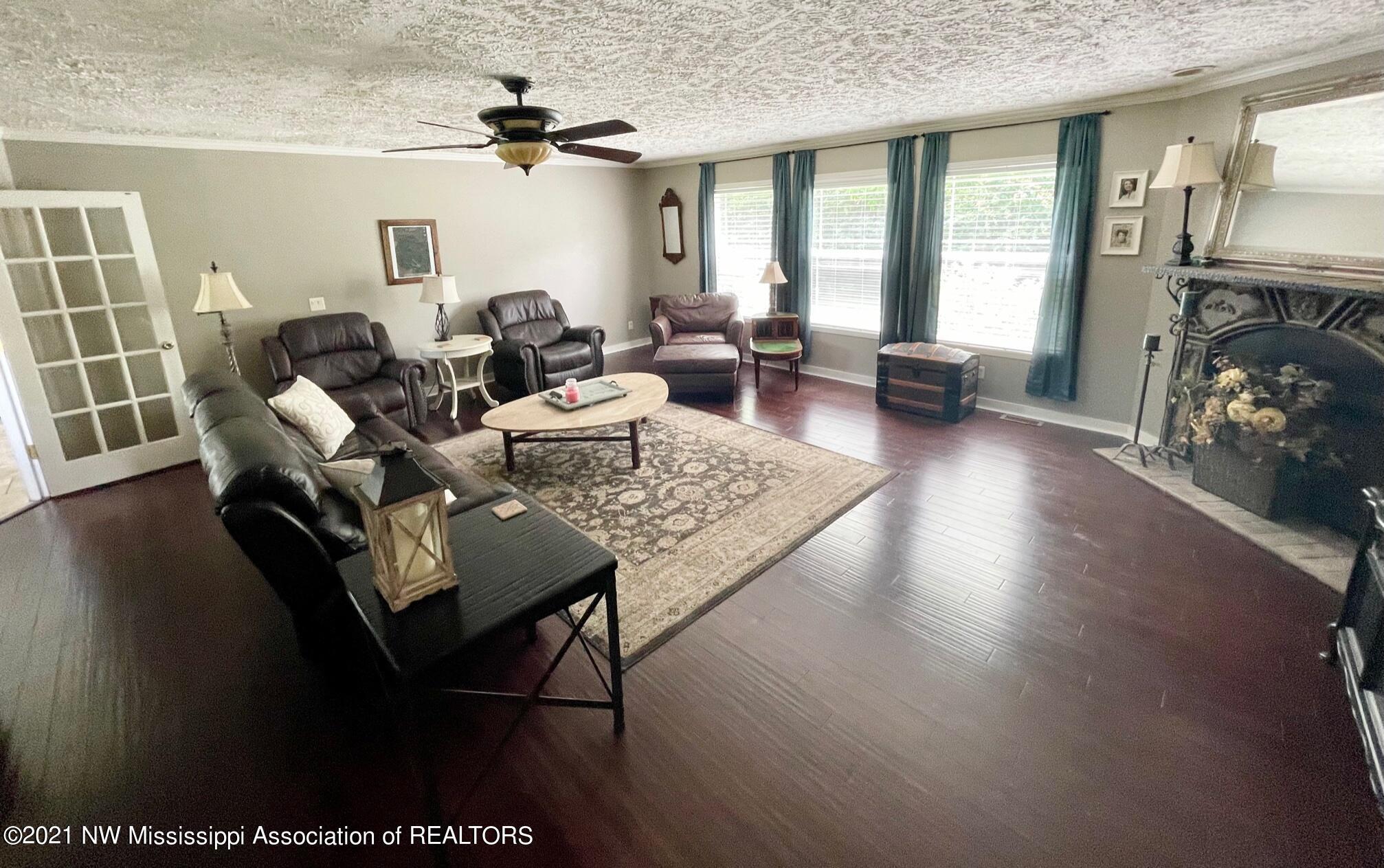 188 Watkins Road Byhalia, MS 38611 - Photo 25 of 39 Livingroom