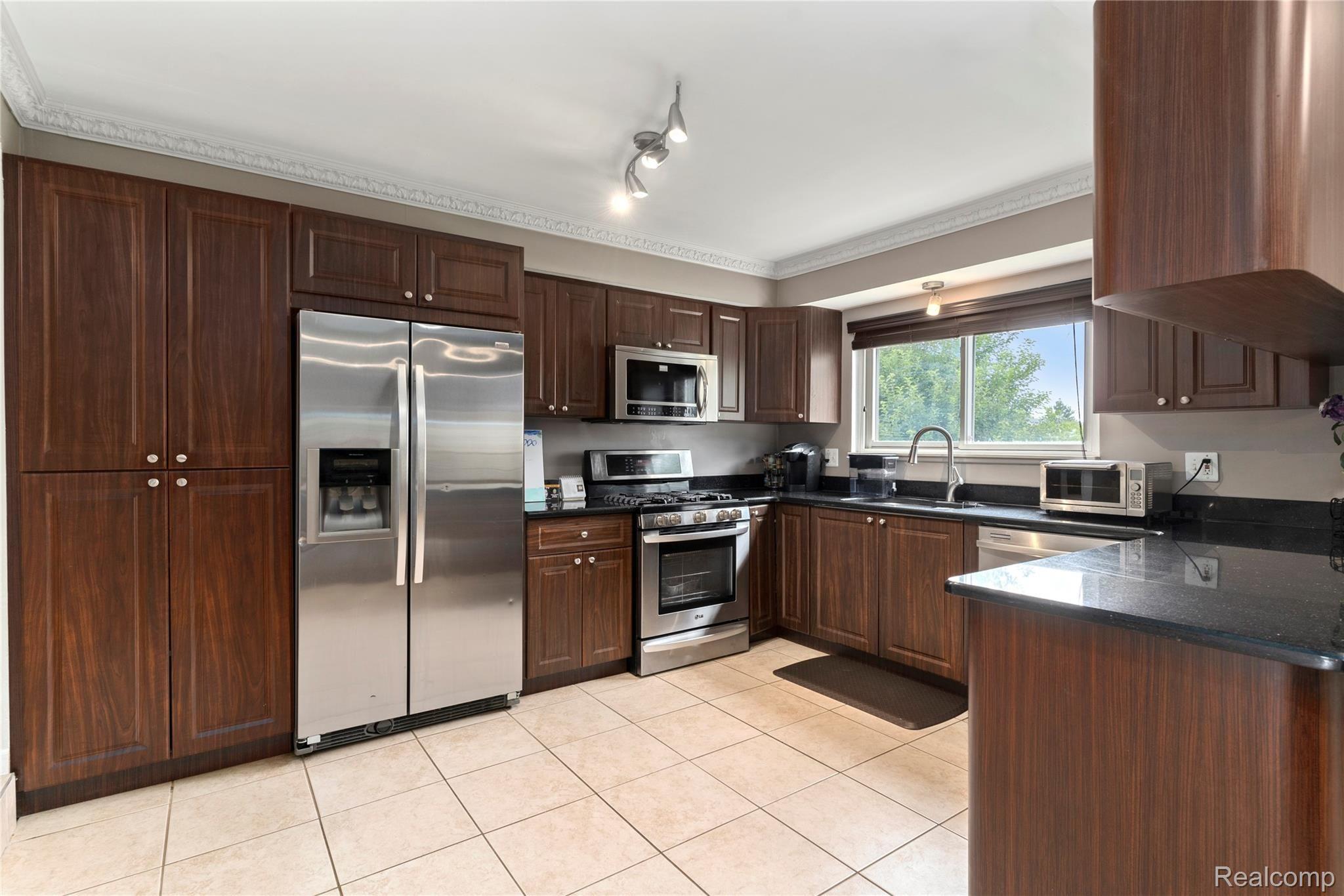 1060 Inkster Road Dearborn Heights, MI 48127 - Photo 11 of 26 DSC09047.jpg