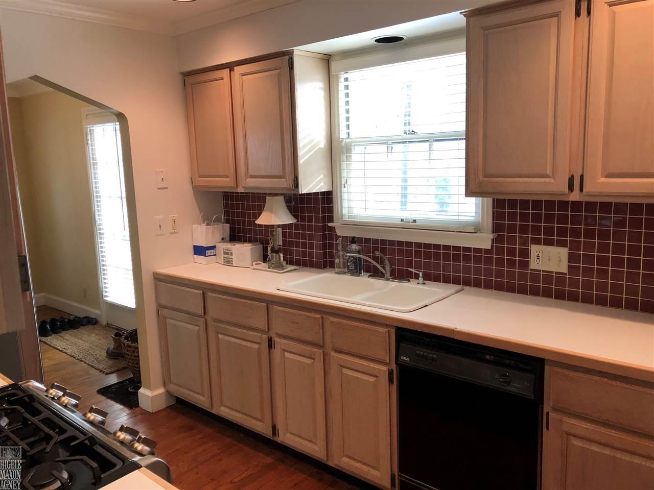 1633 Roslyn Road Grosse Pointe Woods, MI 48236 - Photo 5 of 11