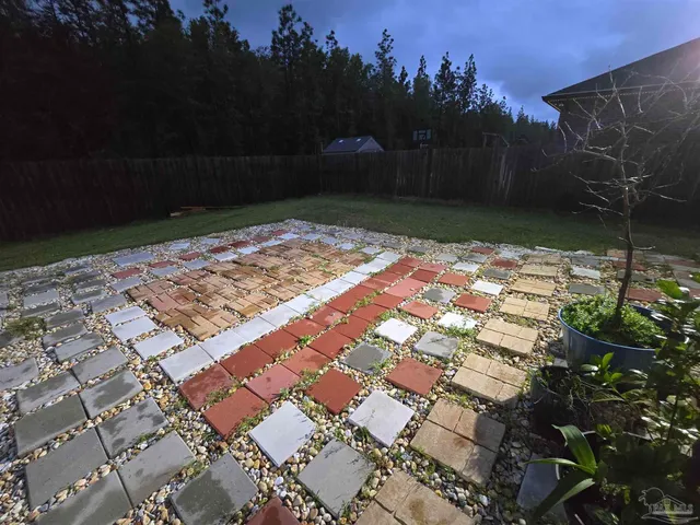 a view of a backyard