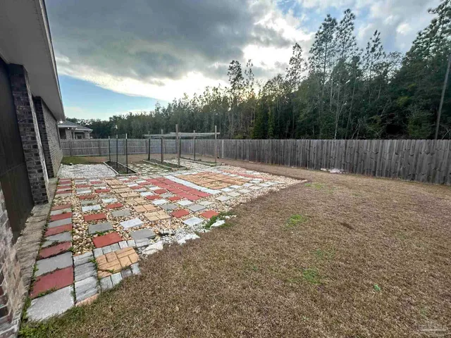 a view of a backyard