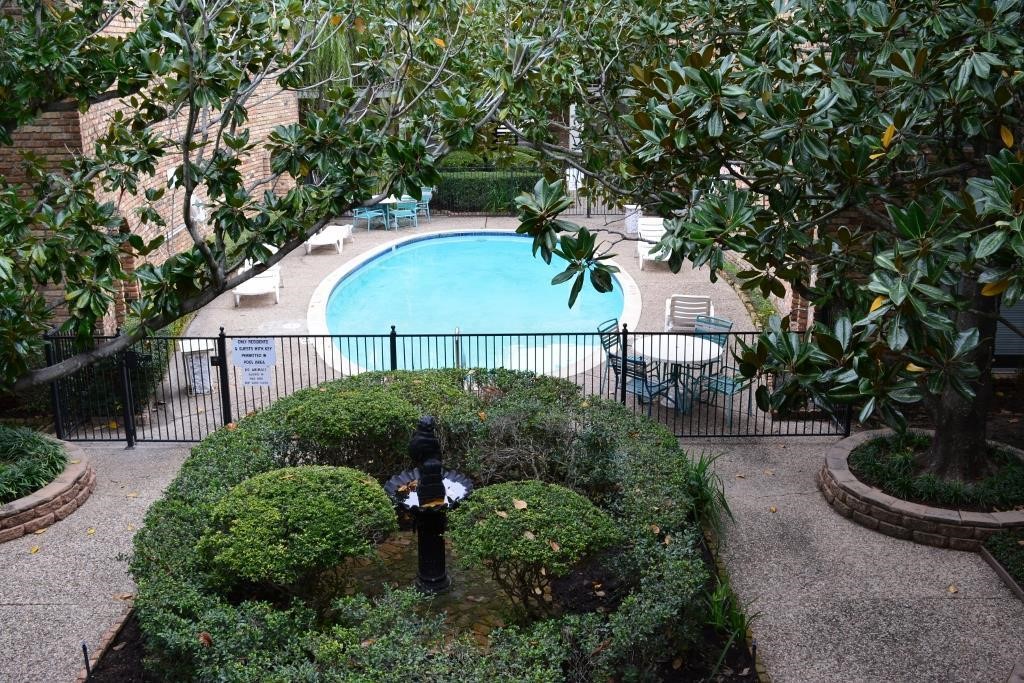 2201 Fountain View Drive, Unit 24 Houston, TX 77057 - Photo 9 of 9 a backyard of a house with lots of green space