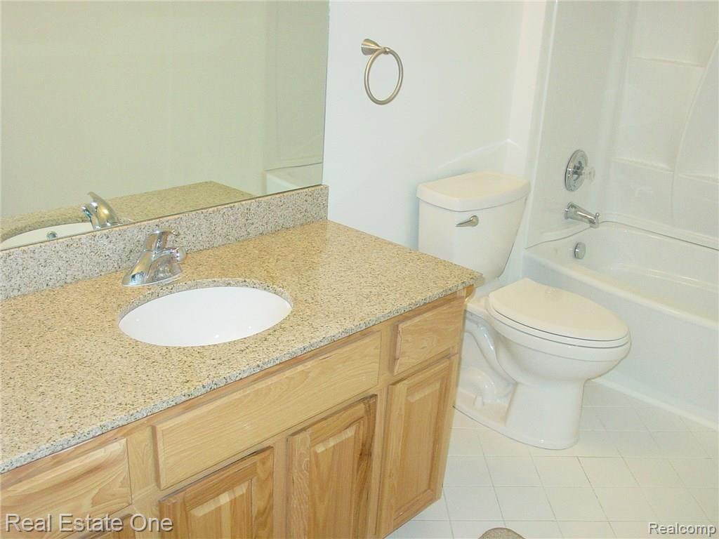 376 Quail Ridge Court Waterford, MI 48327 - Photo 17 of 26 main bathroom w/granite
