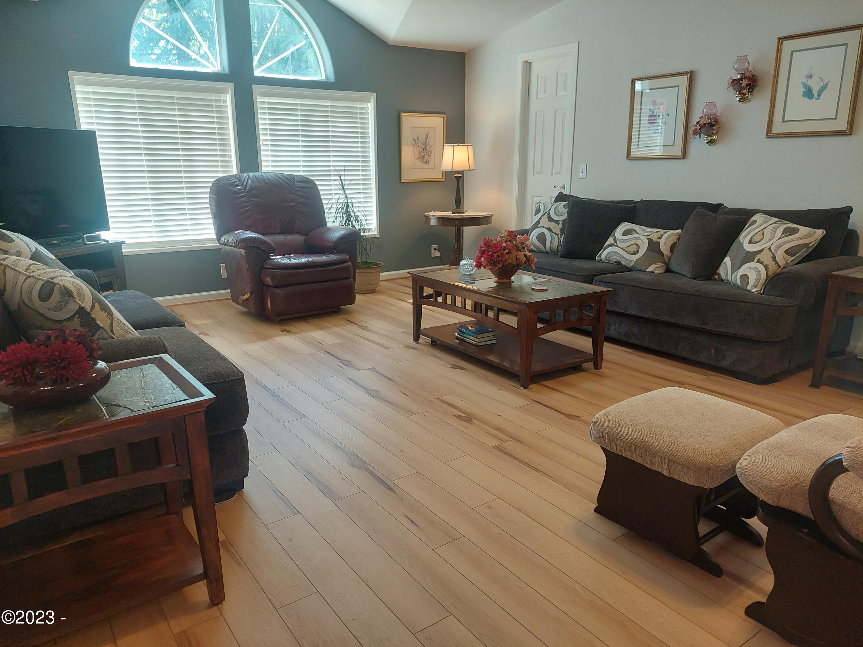 655 Northeast Burnett Road McMinnville, OR 97128 - Photo 3 of 44 Living Room